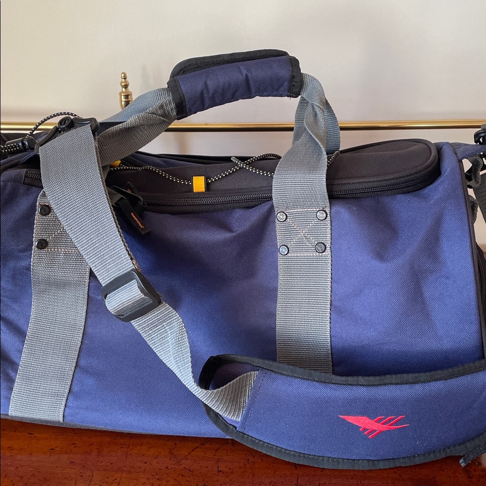 High Sierra Duffel Bag - great pockets and construction - Picture 5 of 10